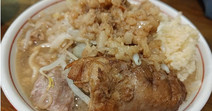 日本拉麵老闆嗆顧客，問能不能不加蒜，是他X的外行。（圖／翻攝Yume Wo Katare Saitama推特）